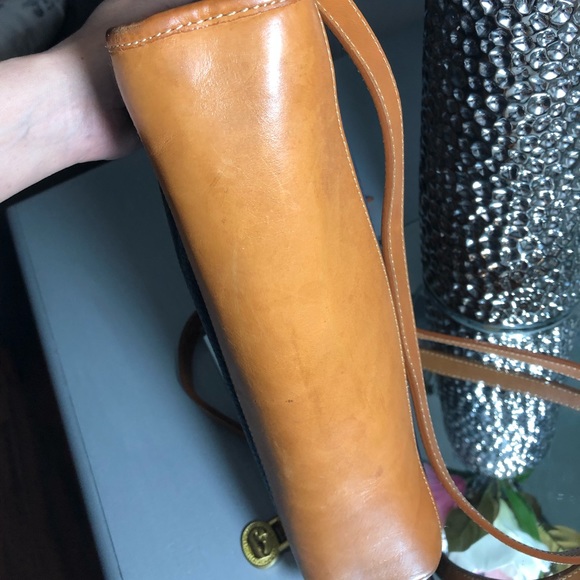 Classic Dooney & Bourke cross body bag - Picture 5 of 8